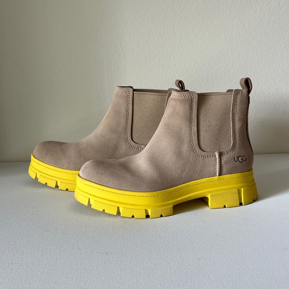 UGG Ashton Chelsea Boot